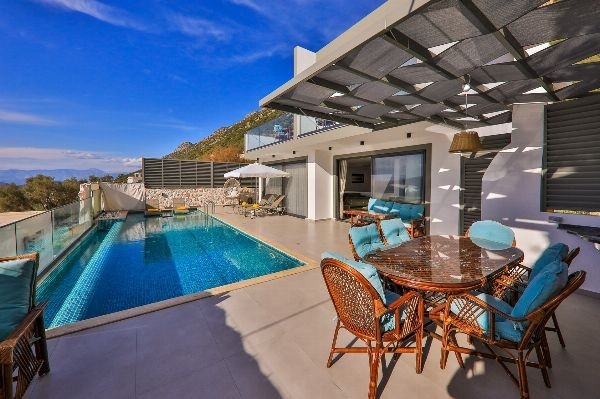 Kaş Bezirgan'da Enfes Deniz Manzaralı, Özel Havuzlu, Konforlu Villa