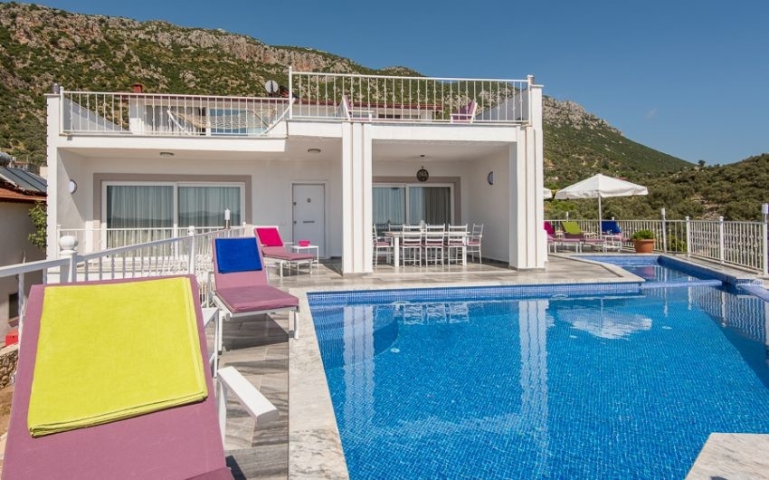 Kaş Bezirgan'da Göz Alıcı Deniz Manzaralı, Özel Havuzlu, Zarif Villa