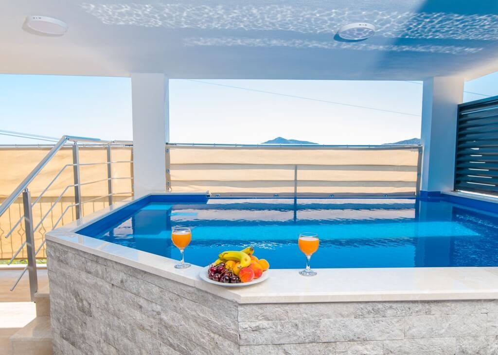 Kalkan Kördere'de Enfes Deniz Manzaralı, Serinleme Havuzlu, Lüks Suit