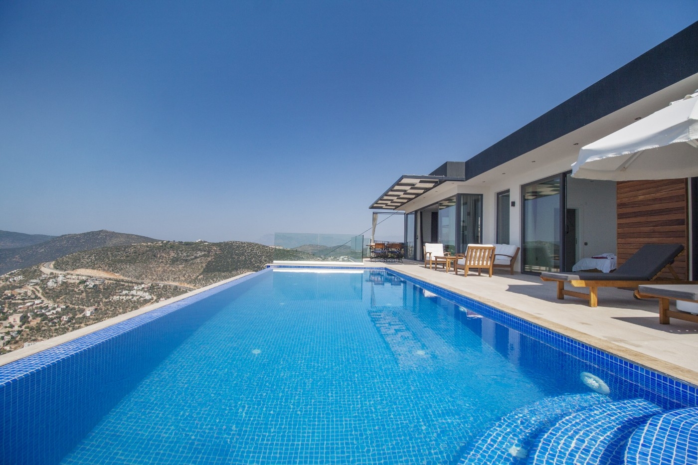 Kaş Bezirgan'da Deniz Manzaralı, Sonsuzluk Havuzlu, Jakuzili Villa