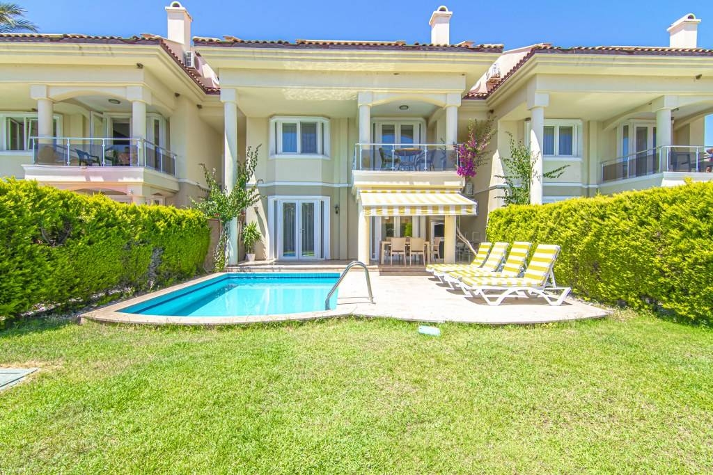 Fethiye'de Denize Sıfır Konumda, Ortak ve Özel Havuzlu, Yazlık Villa