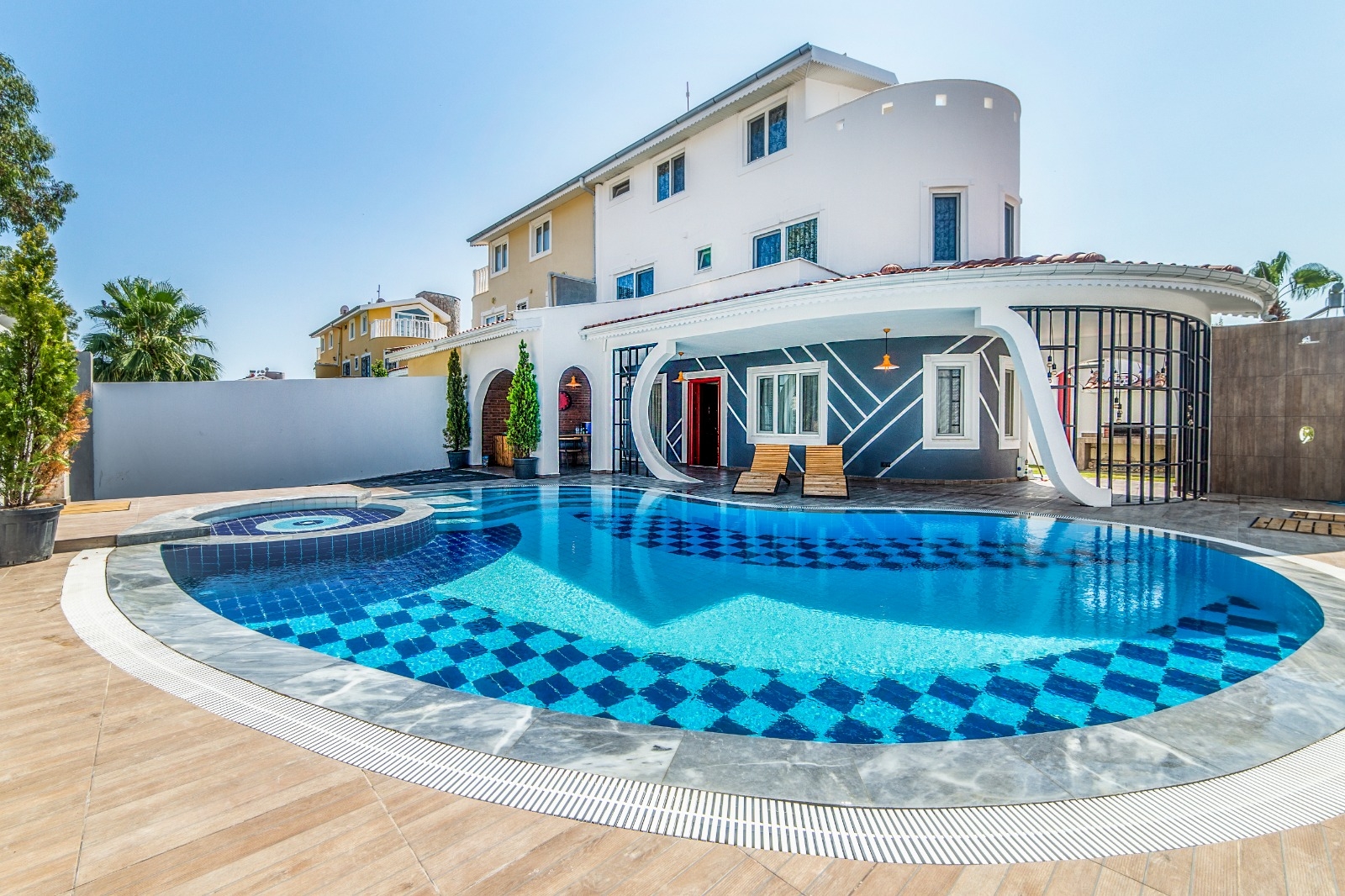 Serik Kadriye'de Ferah Tasarımlı, Yetişkin ve Çocuk Havuzlu, 3+1 Villa