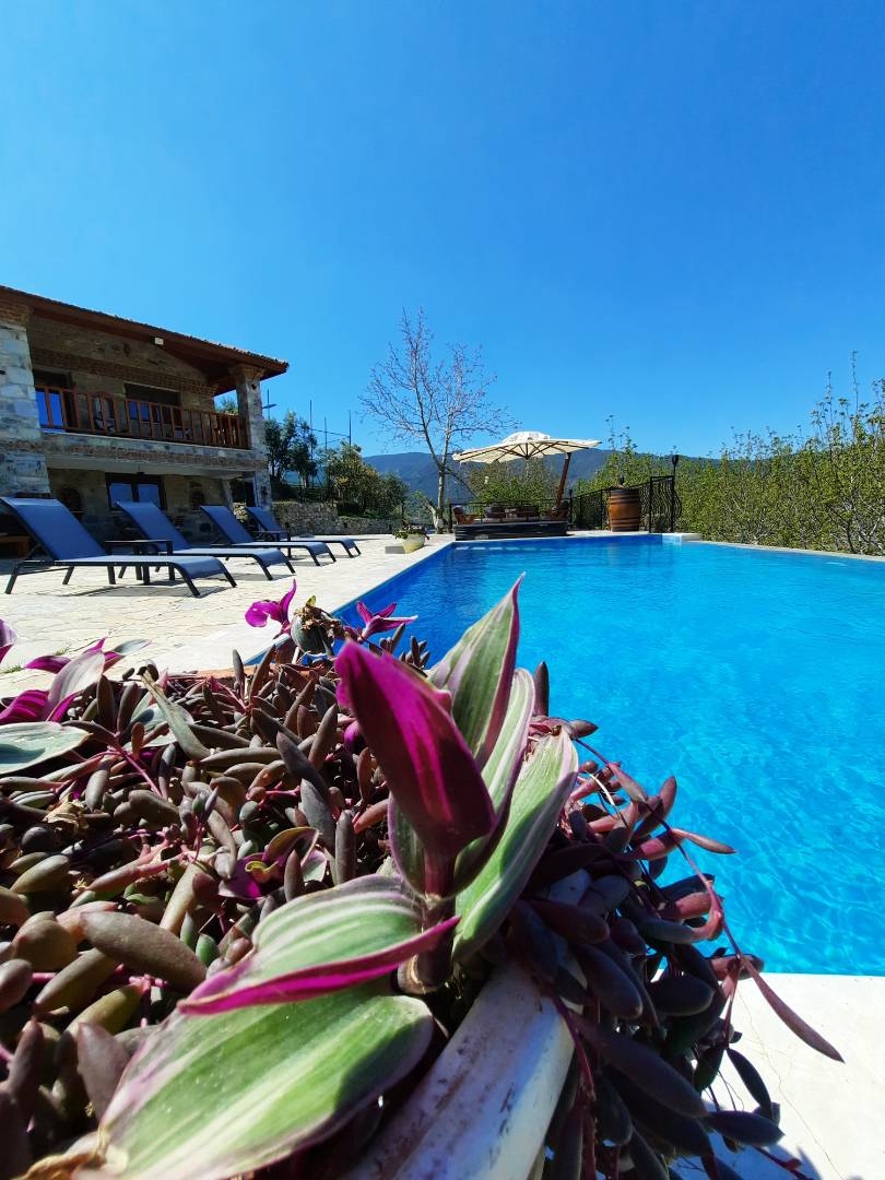 İzmir Selçuk'ta Yeşillikler İçinde, Özel Havuzlu, Jakuzili, Taş Villa