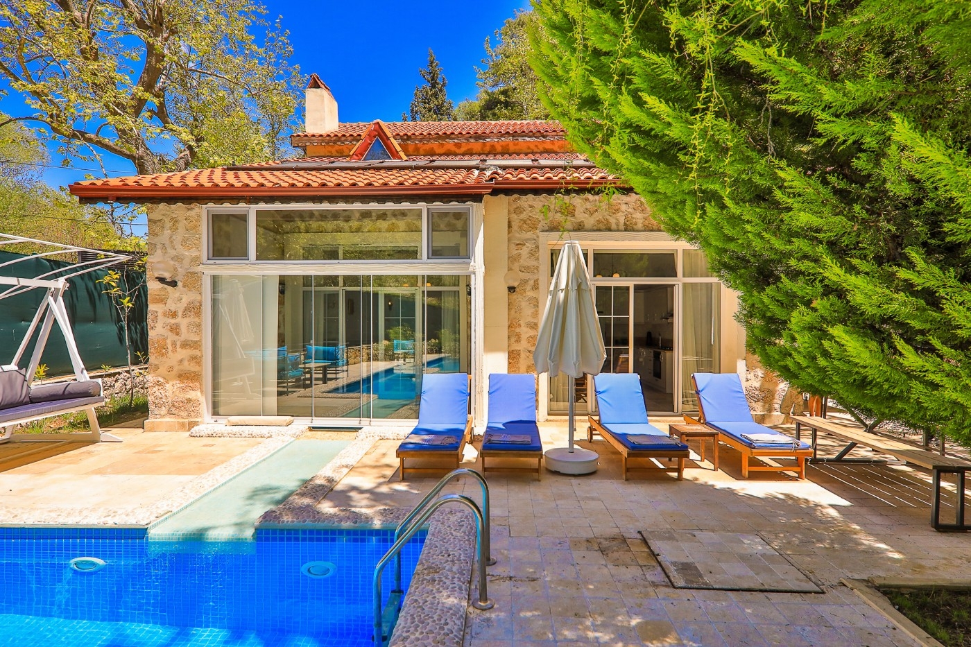 Kaş Sarıbelen'de Muhteşem Doğada, Isıtmalı Havuzlu, Taş Villa