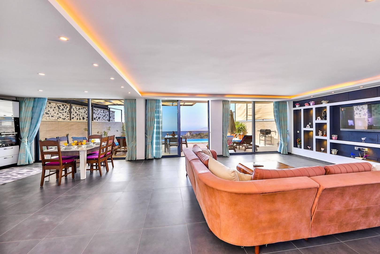 Kaş Bezirgan'da Eşsiz Manzaralı, Açık ve Kapalı Havuzlu, Şık Villa-15955