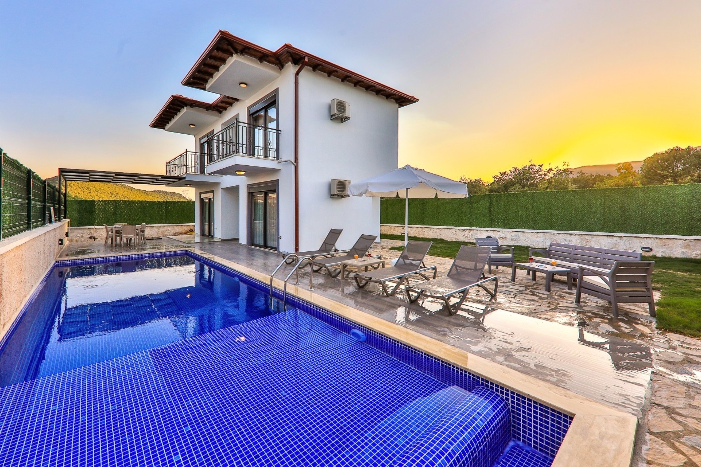 Kaş Andifli'de Eşsiz Doğada, Özel Havuzlu, 3+1 Şık Villa