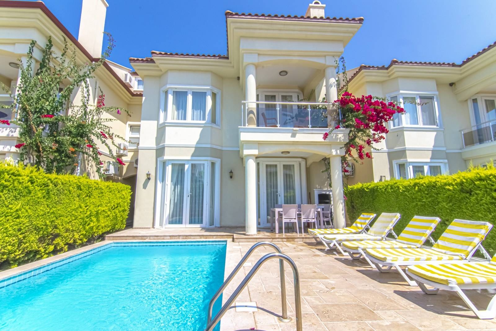 Fethiye'de Kalabalık Ailelere Uygun, Özel Plaj ve Havuzlu, Şık Villa