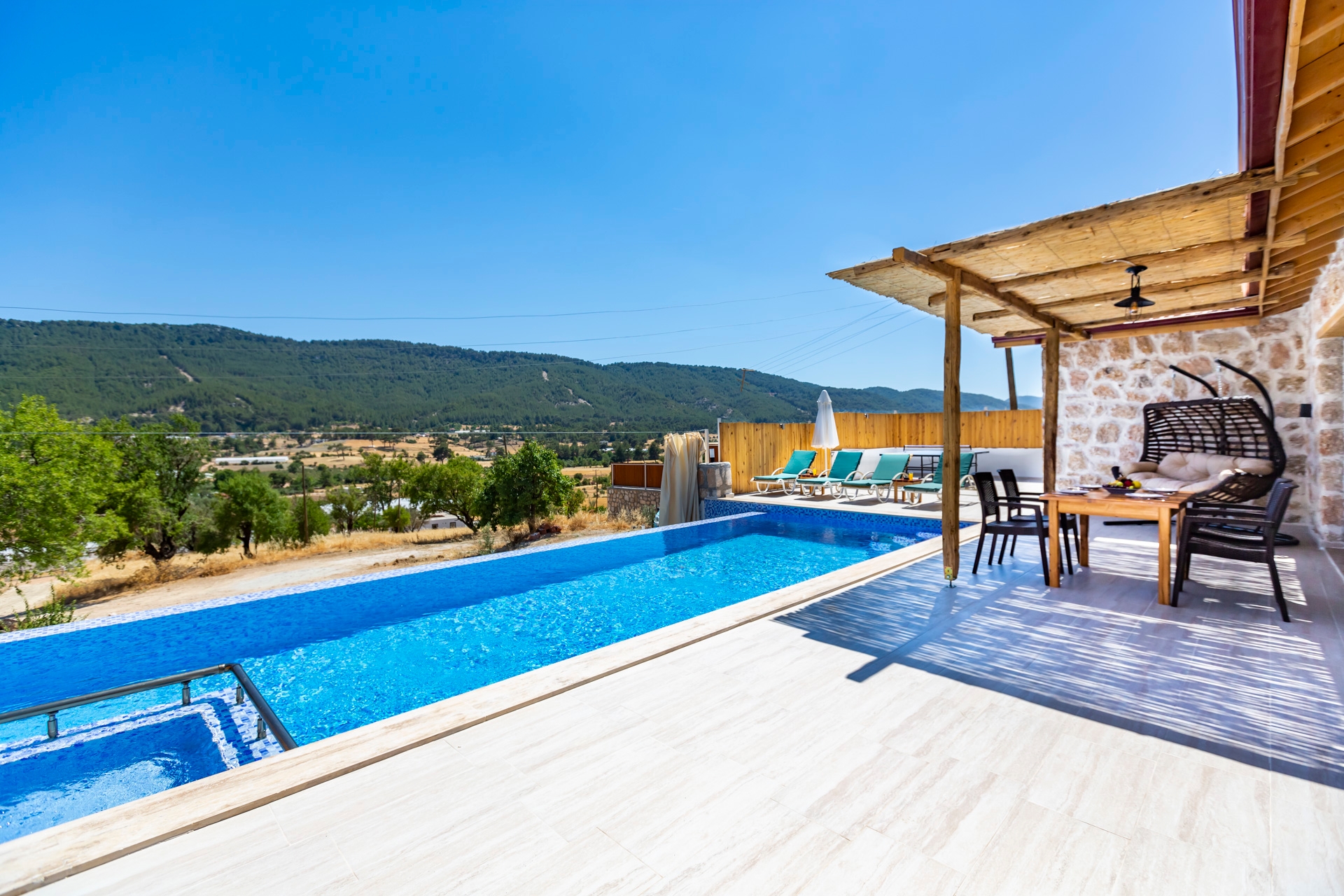 Kaş Sarıbelen'de Çekirdek Ailelere Uygun, Özel Havuzlu, Taş Villa