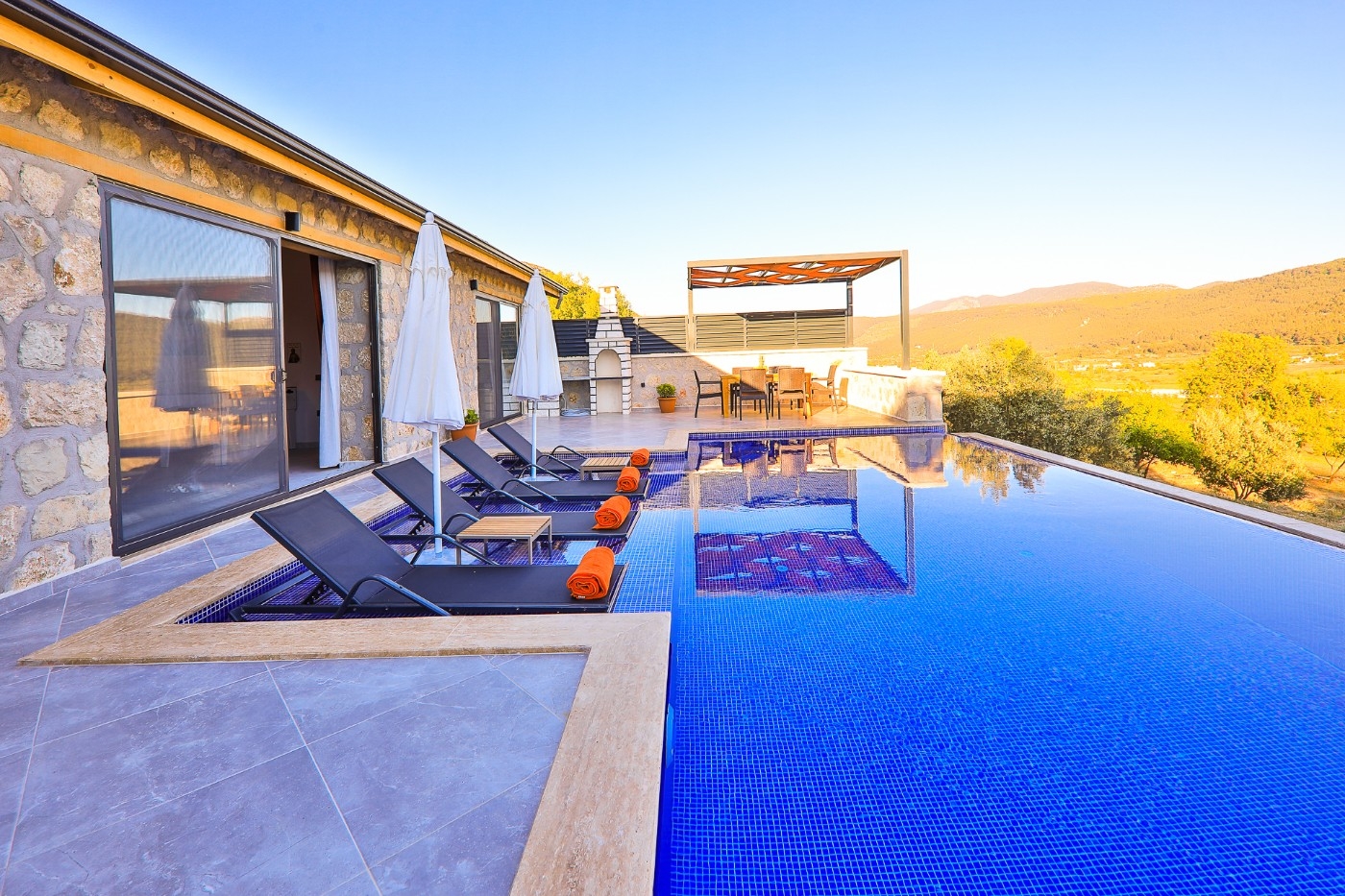 Kaş Sarıbelen'de Eşsiz Doğa Manzaralı, Özel Havuzlu, Jakuzili Villa