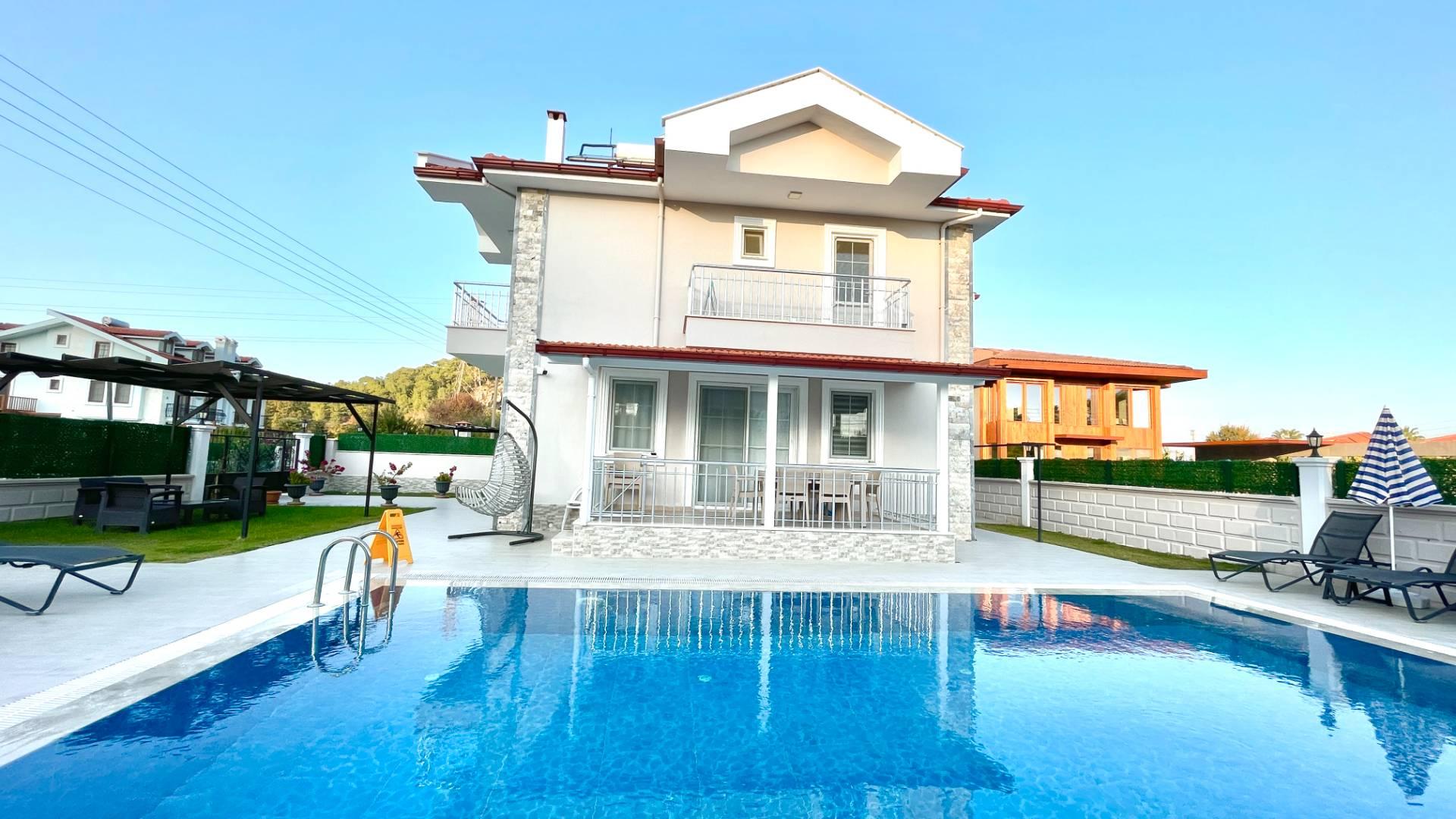 Ortacada Dalyan'da Merkezi Konumda, Özel Havuzlu, Modern Villa-30639