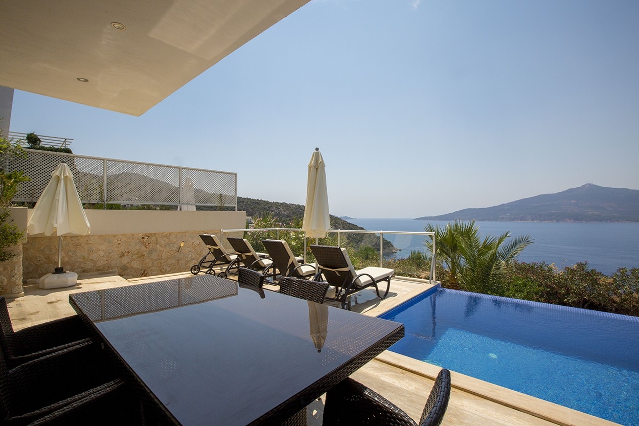 Kalkan'da Göz Alıcı Deniz Manzaralı, Özel Havuzlu, Şık Villa