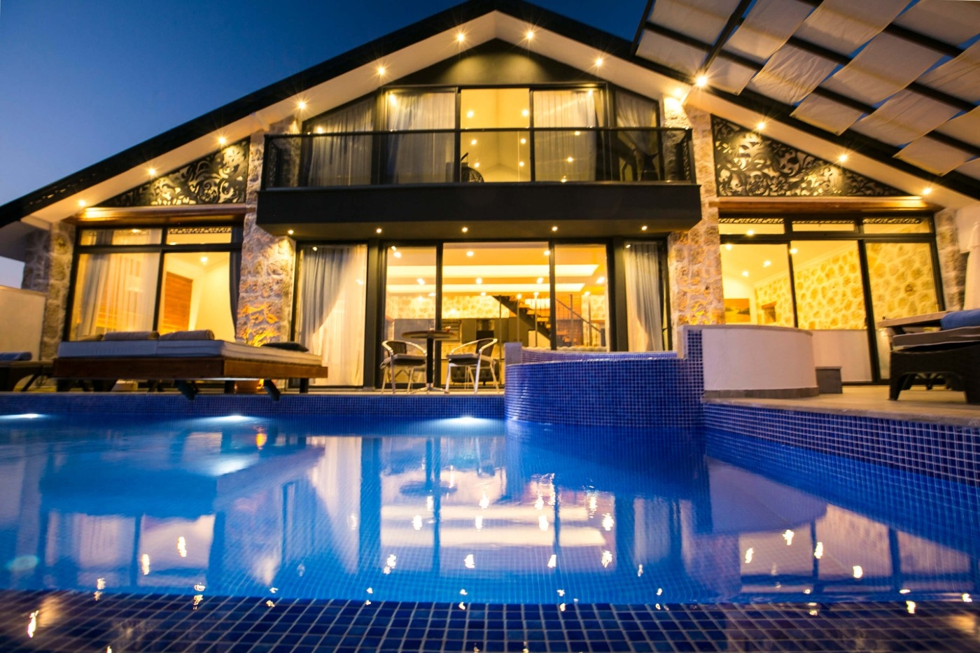 Kaş Üzümlü'de Enfes Doğa Manzaralı, Isıtmalı Havuzlu, 4 Kişilik Villa