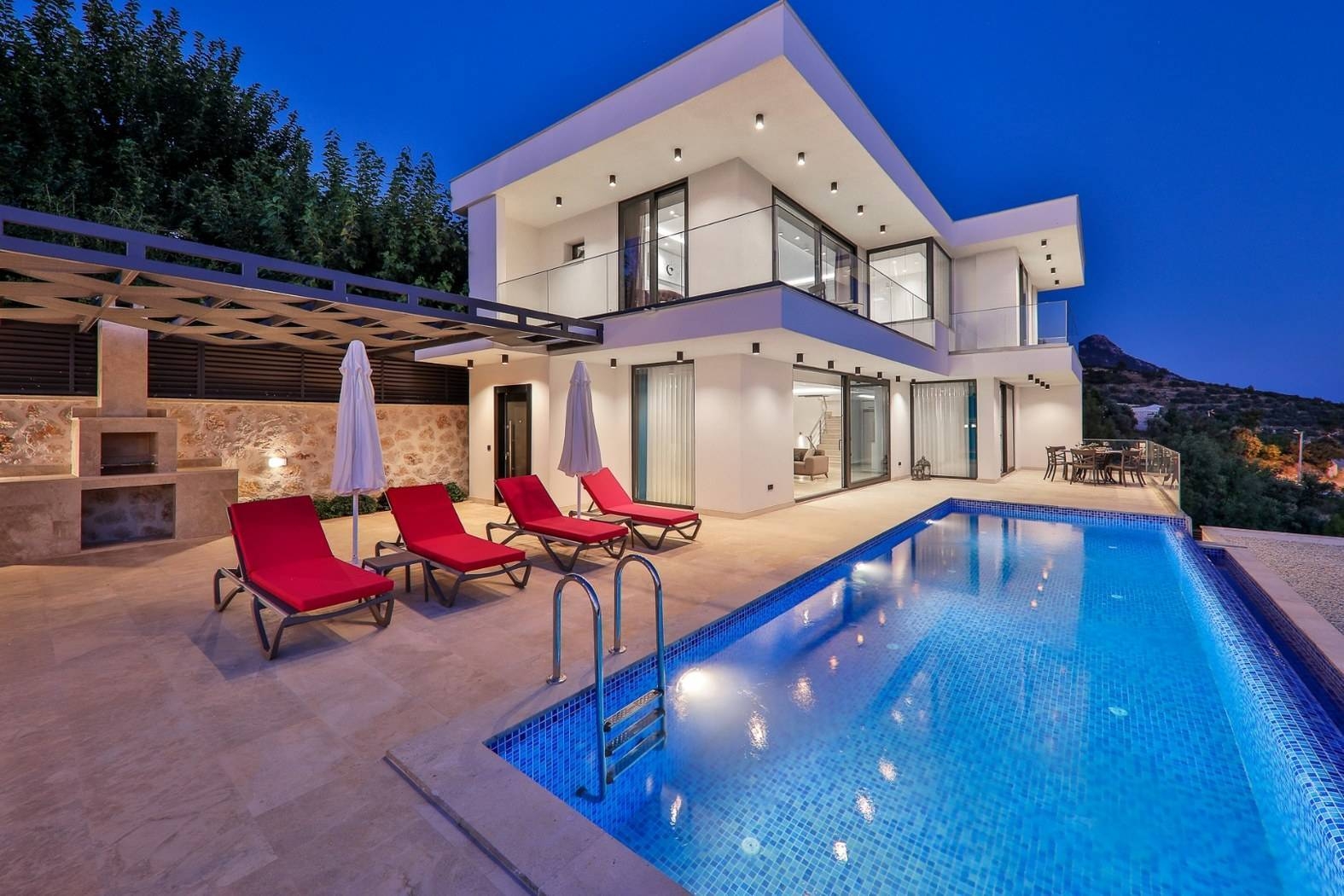Kaş Üzümlü'de Enfes Manzaraya Sahip, Özel Havuzlu, Lüks Villa
