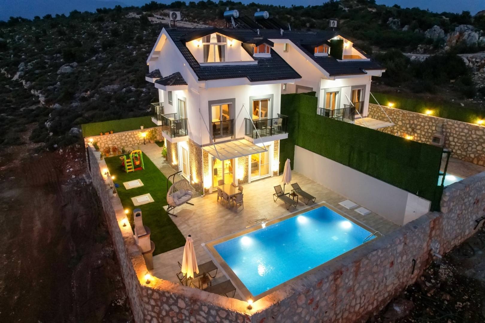 Seydikemer Kumluova'da Modern Tasarımlı, Özel Havuzlu, Jakuzili Villa