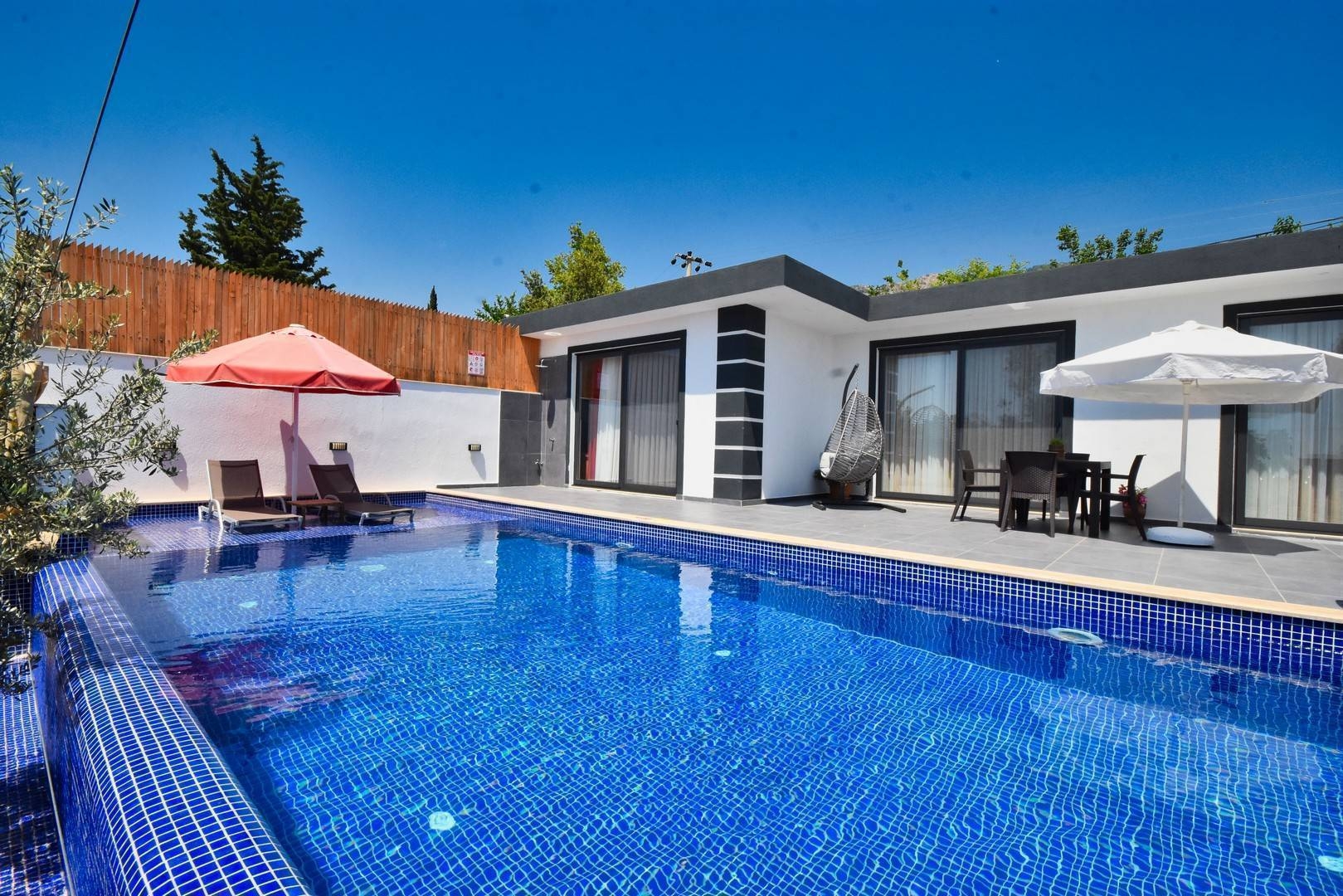 Kaş Üzümlü'de Balayı Çiftlerine Uygun, Özel Havuzlu, Korunaklı Villa