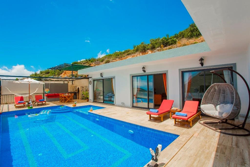 Kaş İslamlar'da Eşsiz Manzaralı, Açık ve Kapalı Havuzlu, Şık Villa-17868