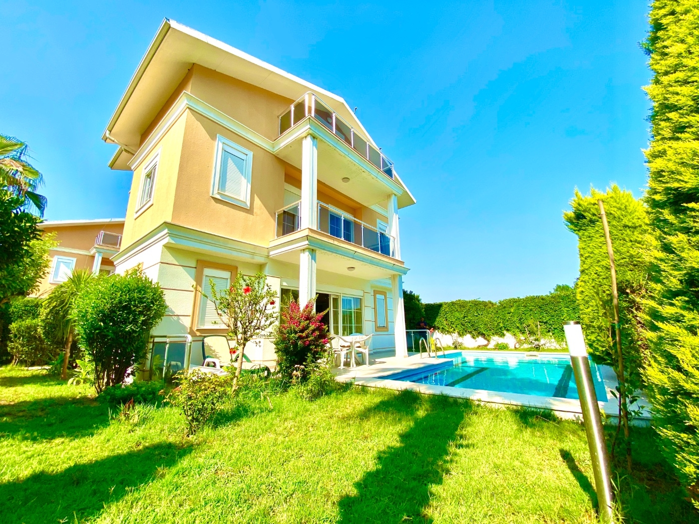 Serik Kadriye'de Geniş Bahçeli, Özel Havuzlu, Şık Kiralık Villa