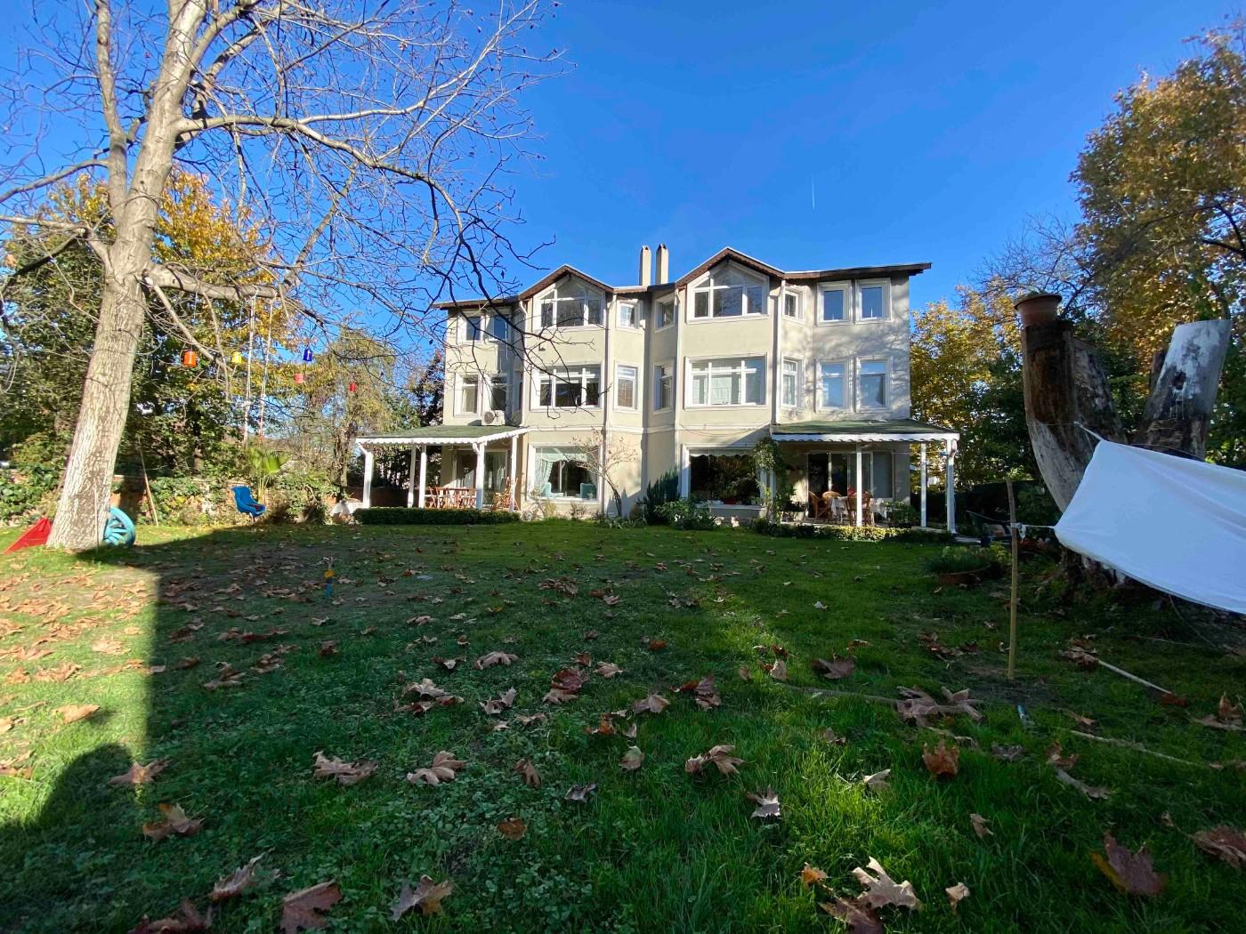 Sapanca Çayiçi'nde Geniş Bahçeli, Şömineli, Merkezi Konumda Villa-19603