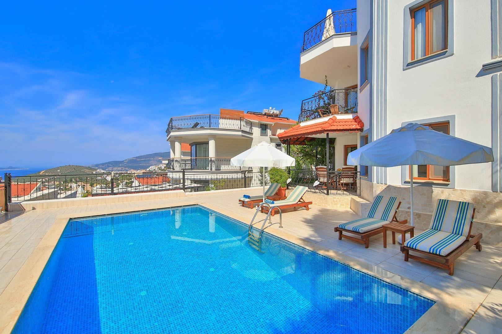 Kaş Kalkan'da Geniş Havuz Terasına Sahip, Özel Havuzlu, Geniş Villa