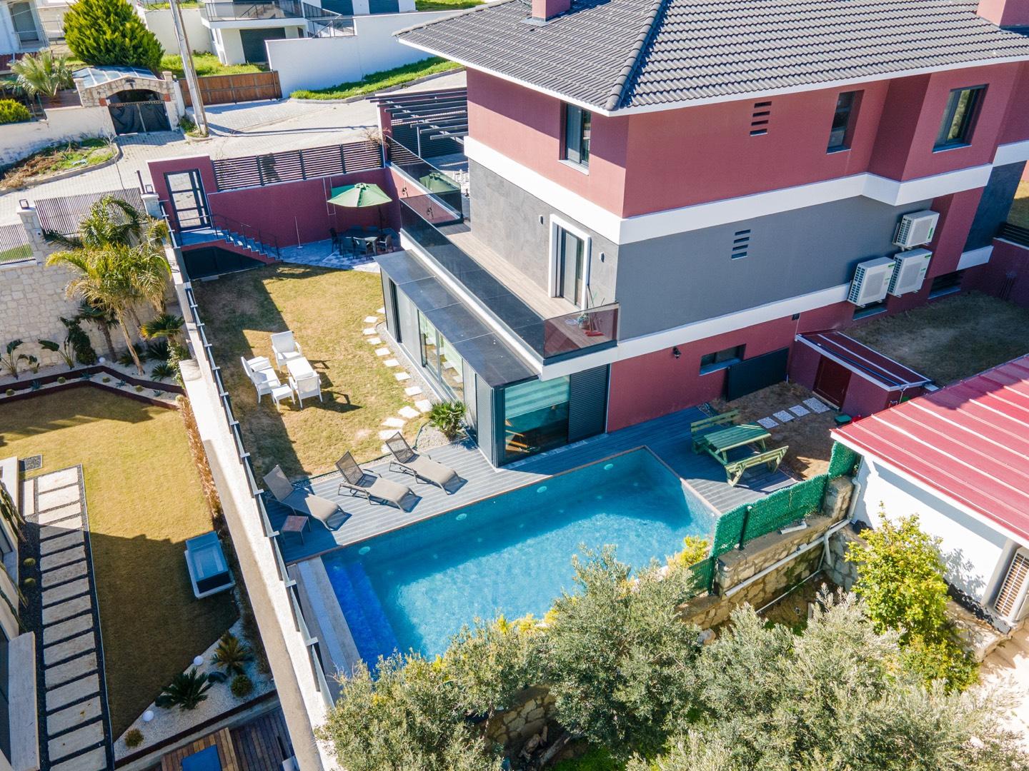 İzmir Çeşme'de Plaja Yakın, Bahçeli, Özel Havuzlu, Modern Yazlık -23399