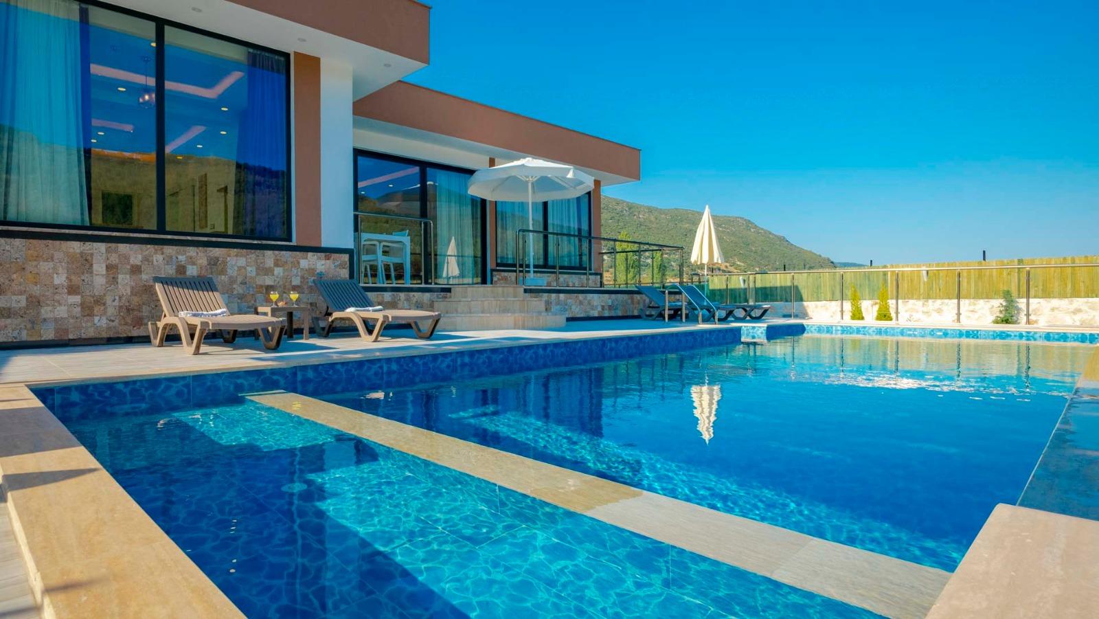 Kaş Sarıbelen'de Geniş Bahçeli, Özel Havuzlu, 2+1, Lüks Villa-24324