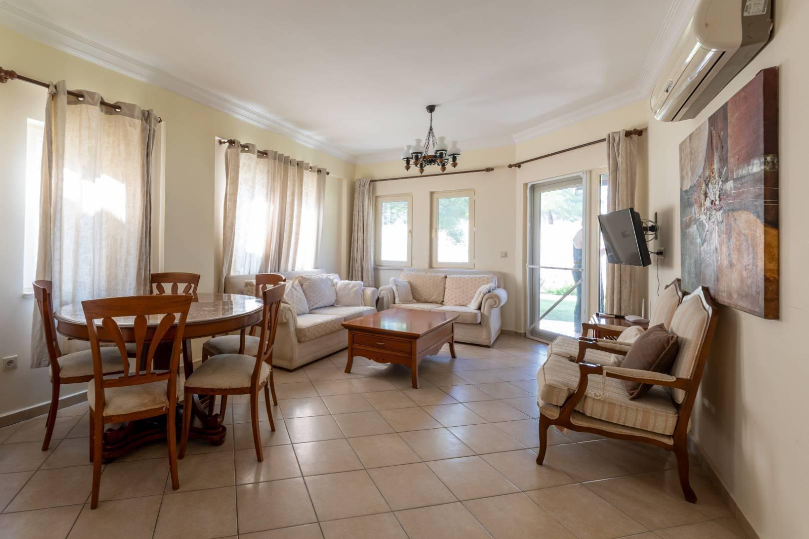 Didim Akbük'te Geniş Ailelere Uygun, Özel Plajlı, Bahçeli Şık Villa-23313