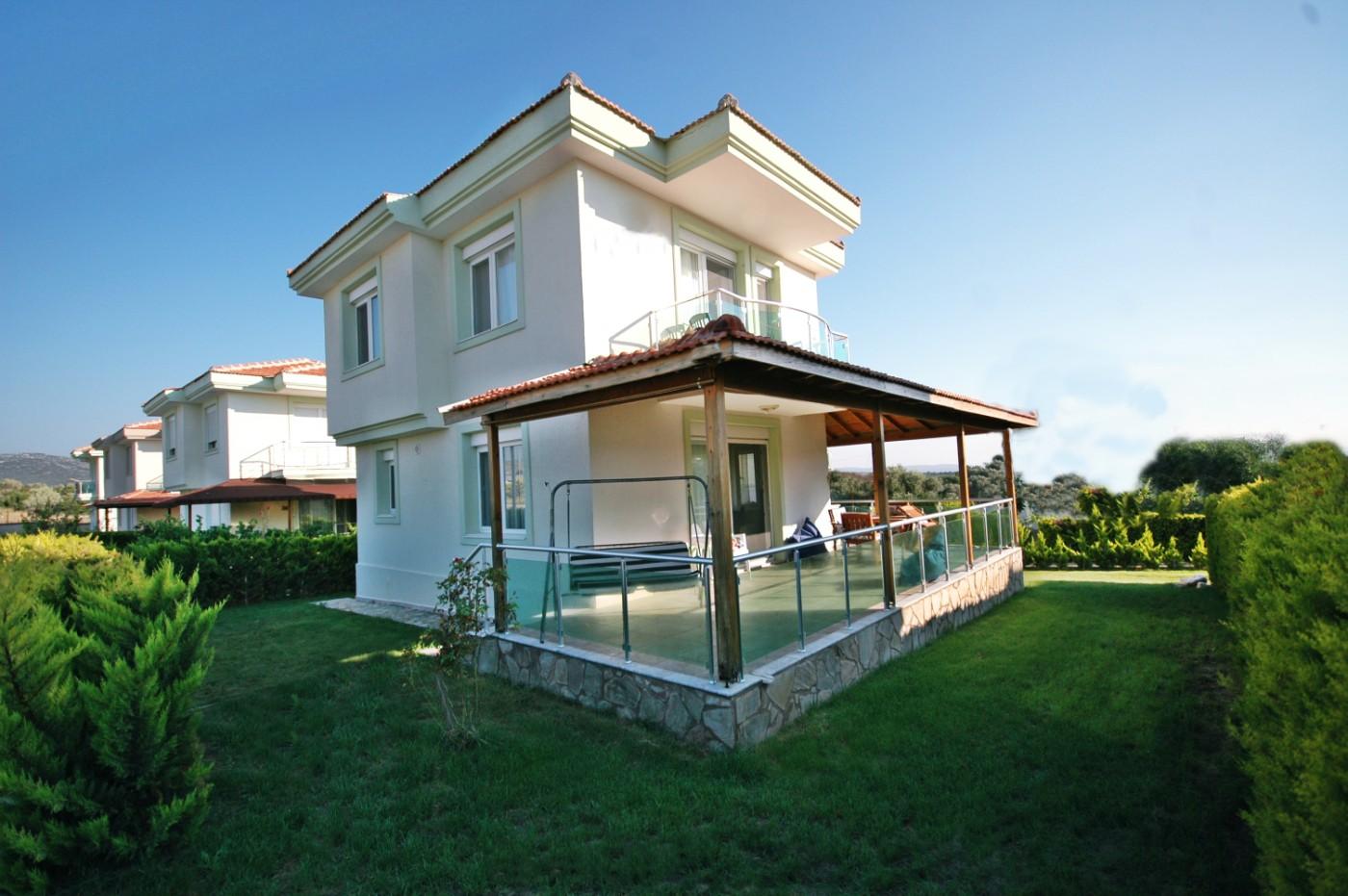 İzmir Çeşme'de Geniş Ailelere Uygun, Ortak Havuzlu, Modern Villa-12781