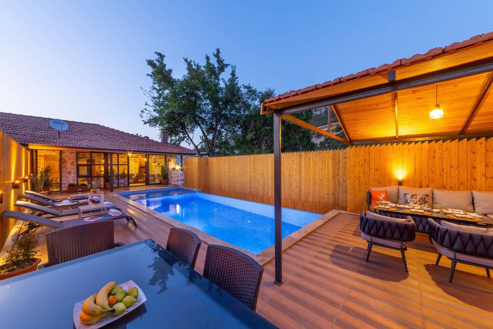 Kaş Bezirgan'da Doğa İçerisinde, Taş Mimarili, Konforlu Villa-29025