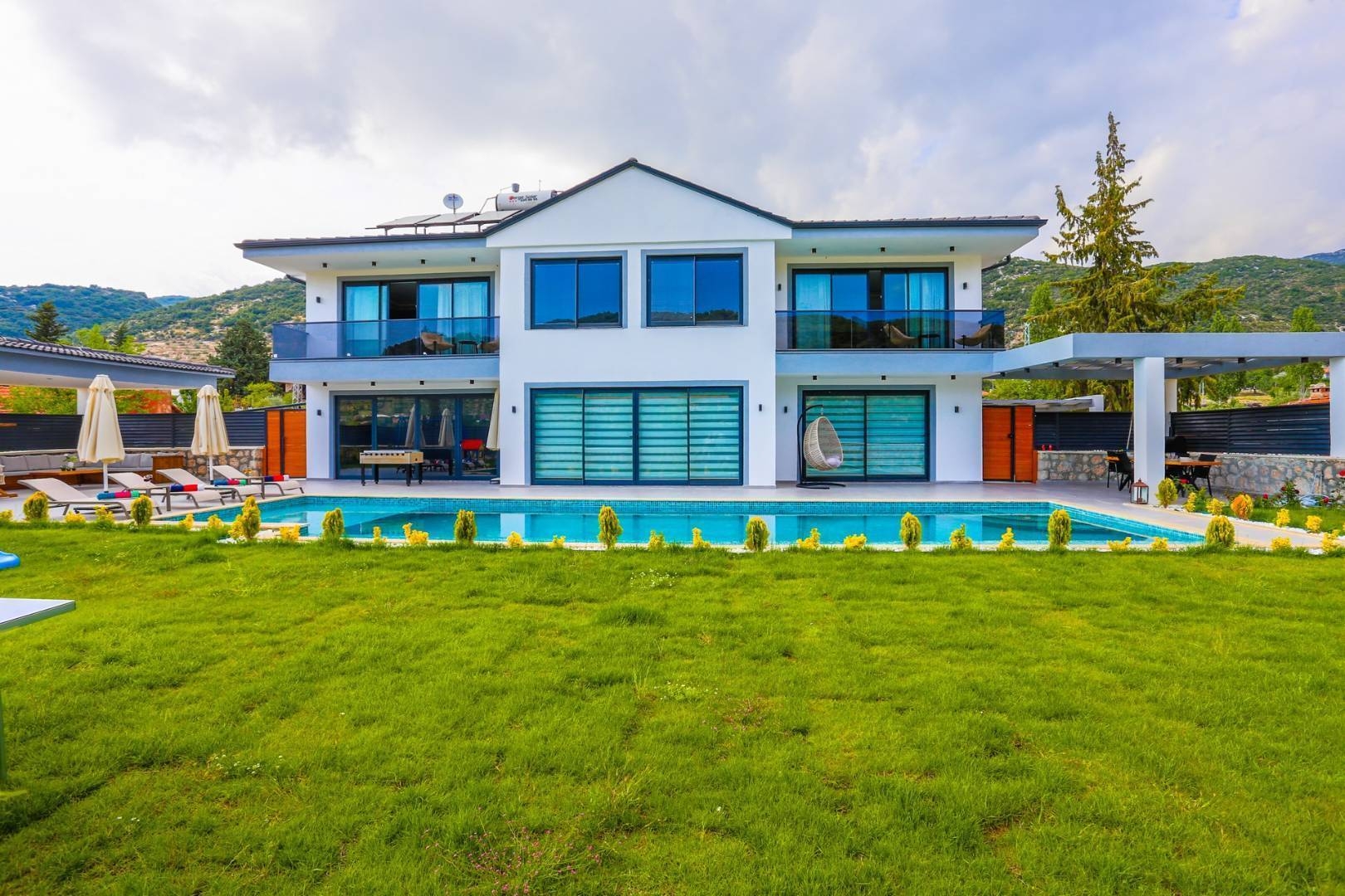 Kaş Sarıbelen'de Geniş Bahçeli, Jakuzili, 4 Kişilik, Kiralık Villa