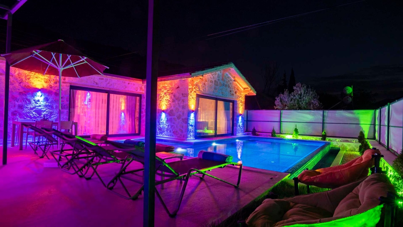 Kaş Sarıbelen'de Özenle Dekore Edilmiş, Özel Havuzlu, Taş Villa