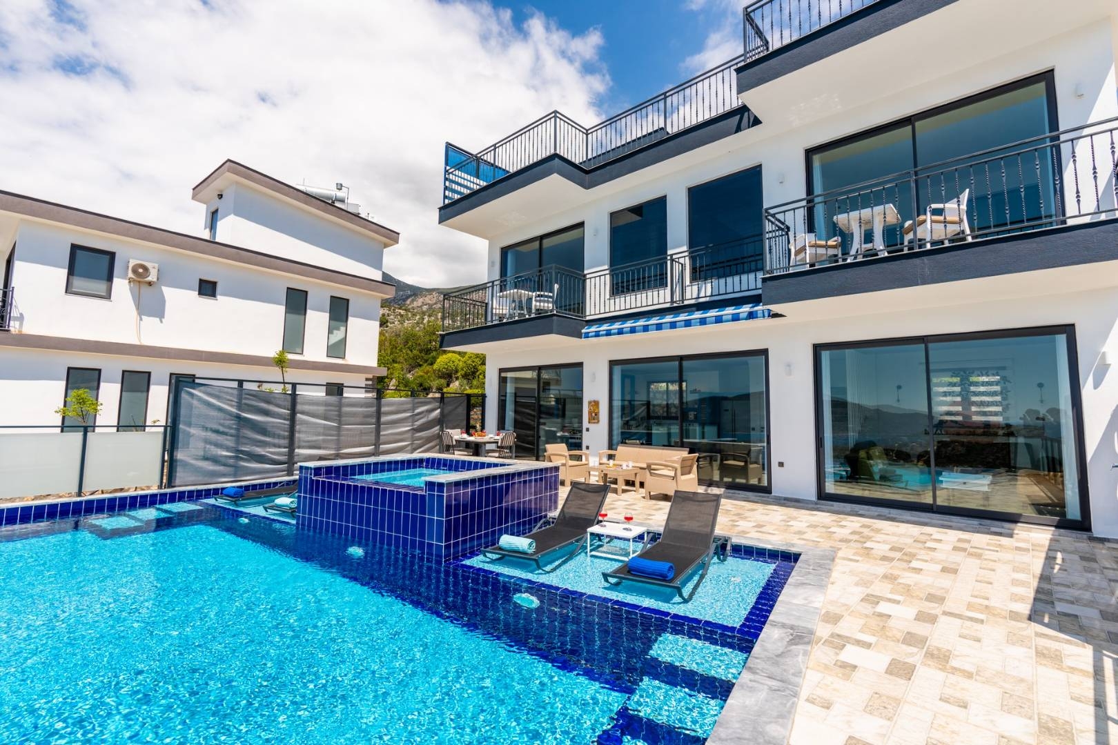 Kaş Bezirgan'da Doğa Manzaralı, Yetişkin ve Çocuk Havuzlu, Lüks Villa