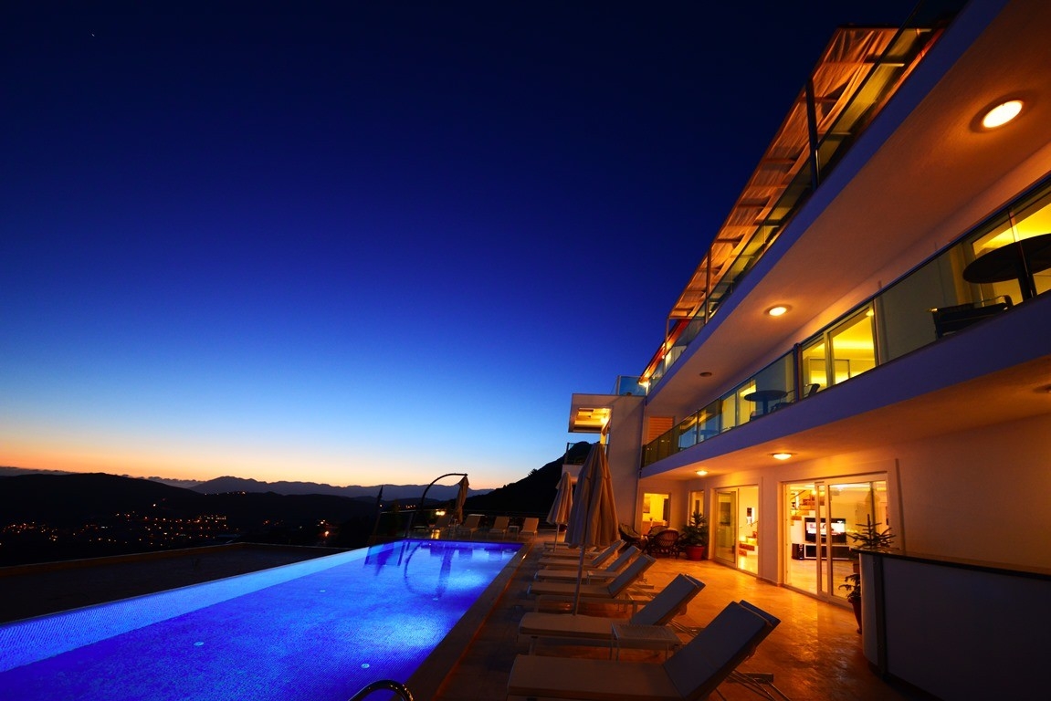 Kaş Bezirgan'da Muhteşem Deniz Manzaralı, Özel Havuzlu, Modern Villa