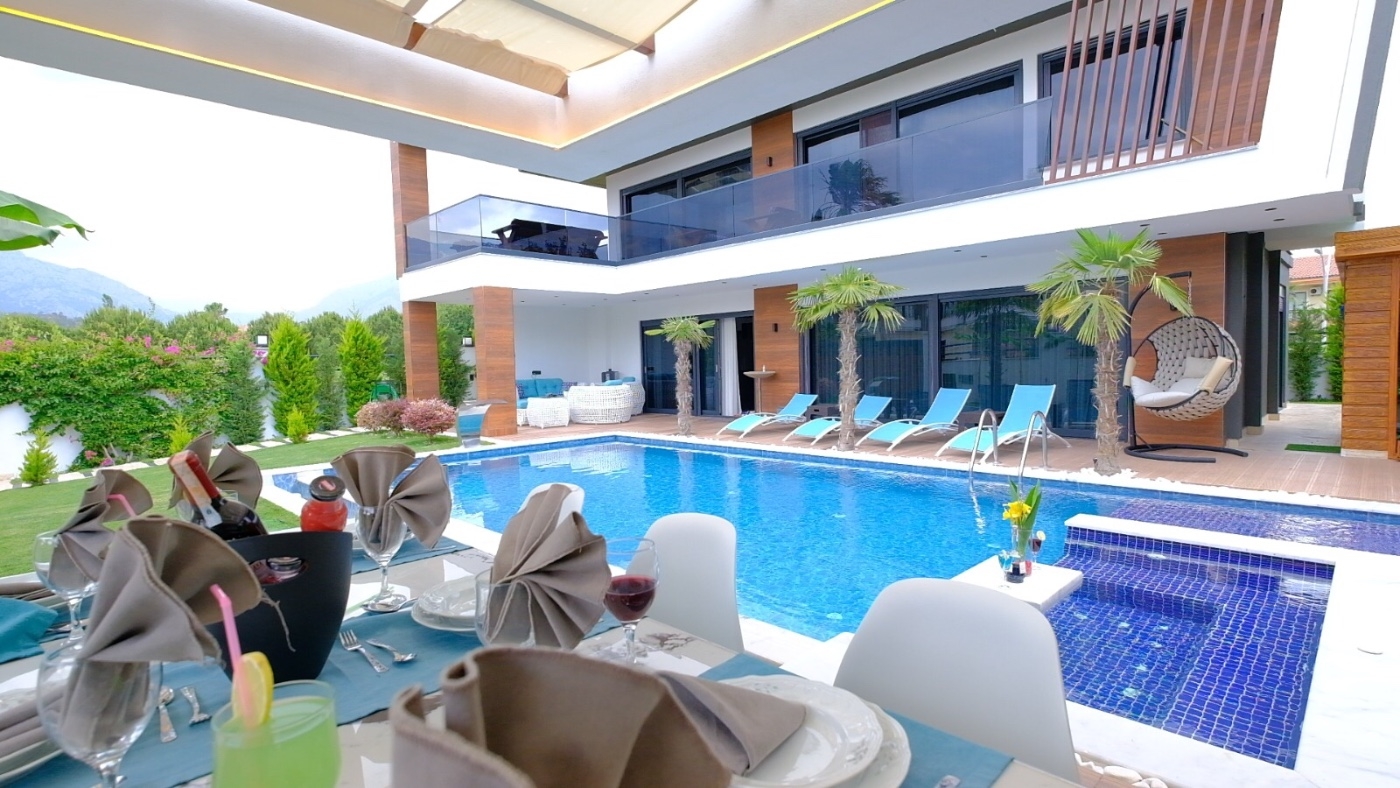 Kemer Çamyuva'da Şık Tasarımlı, Isıtmalı Özel Havuzlu, Bahçeli Villa