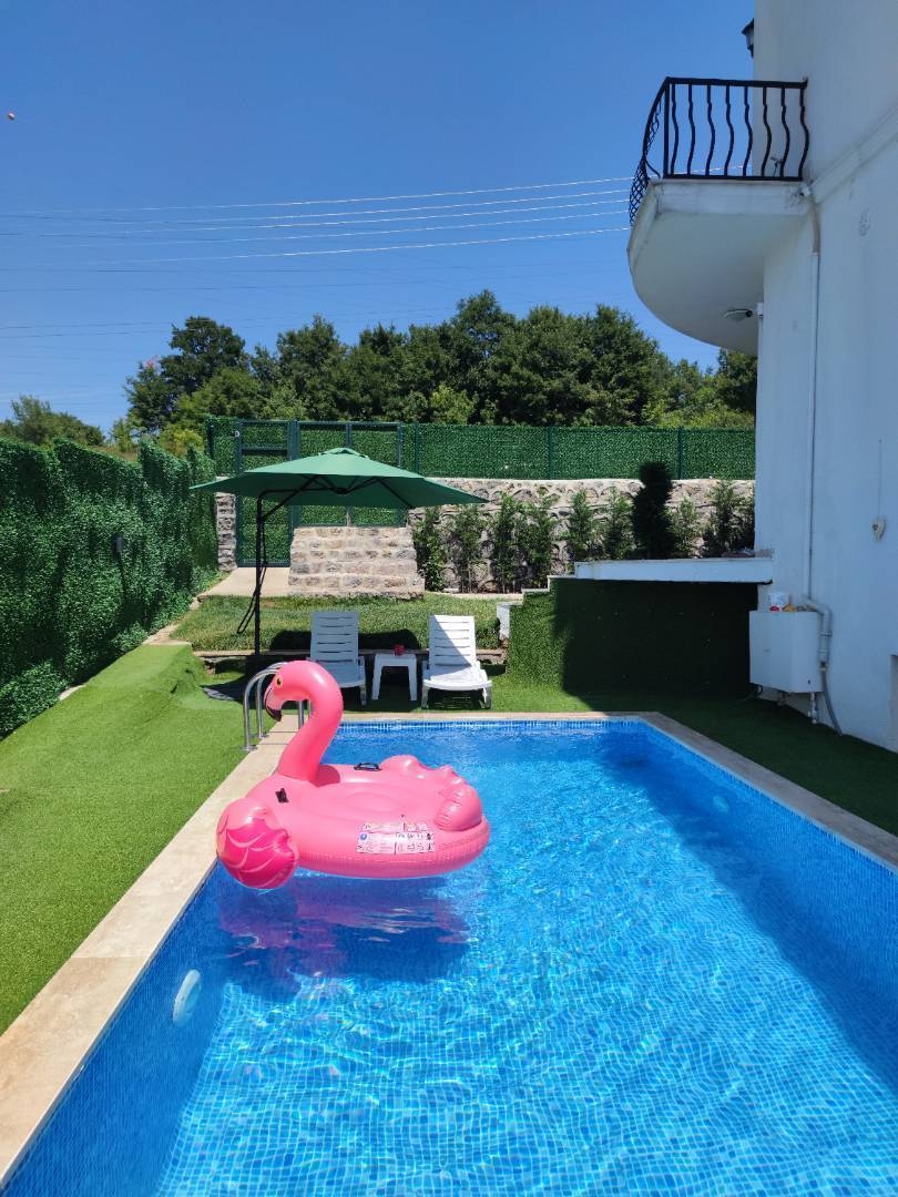 Sakarya'da Göl Manzaralı, Isıtmalı Havuzlu, Kiralık Villa