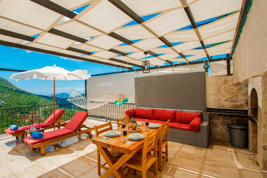 Kaş İslamlar'da Eşsiz Manzaralı, Açık ve Kapalı Havuzlu, Şık Villa