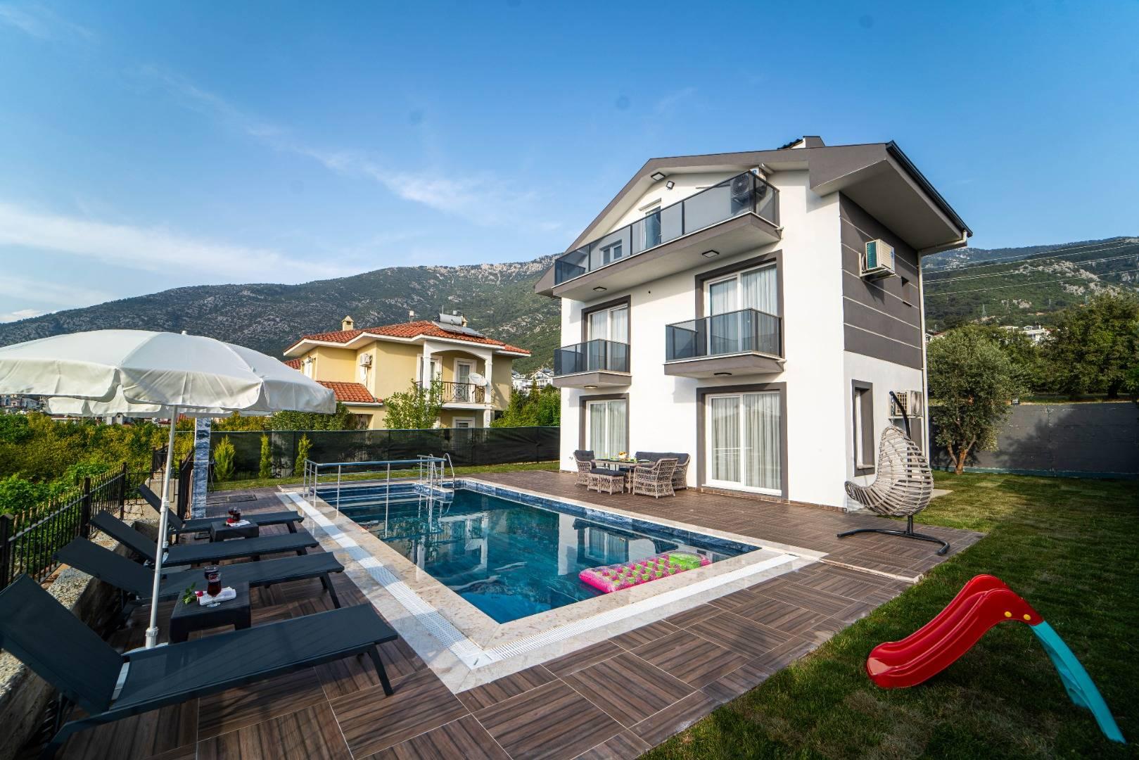Fethiye'de Ölüdeniz'de Merkezi Konumda, Çocuk Havuzlu, Modern Villa-26707