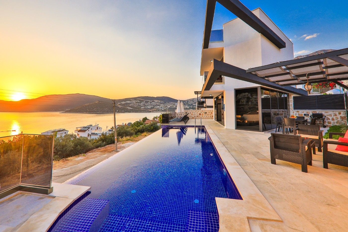 Kaş Kalkan'da Şahane Deniz Manzaralı, Özel Havuzlu, Şık Villa
