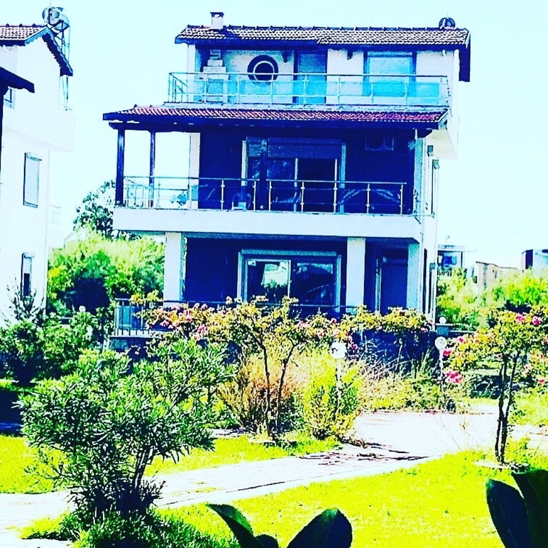 Kuşadası Güzelçamlı'da Merkezi Konumda, Ortak Havuzlu, Bahçeli Villa