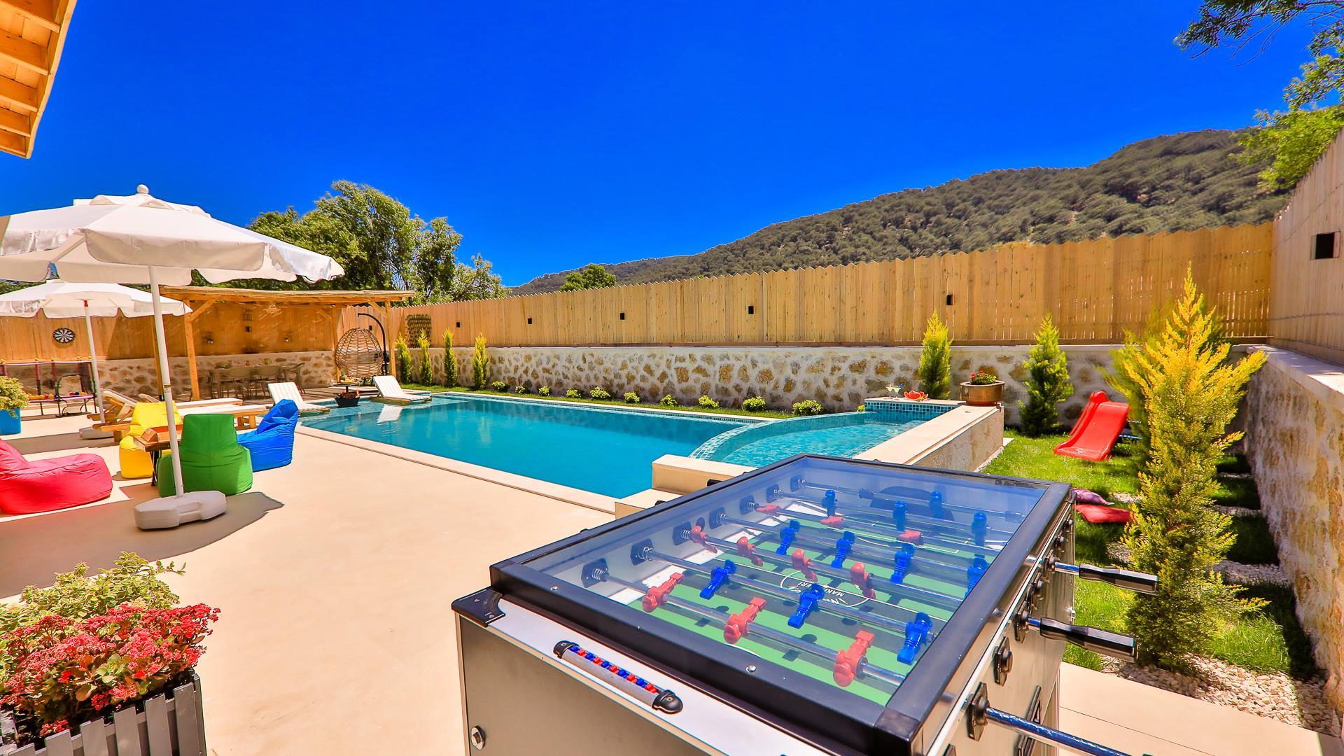 Kaş Sarıbelen'de Taş Mimarili, Geniş Bahçeye Sahip, Kiralık Villa-24029