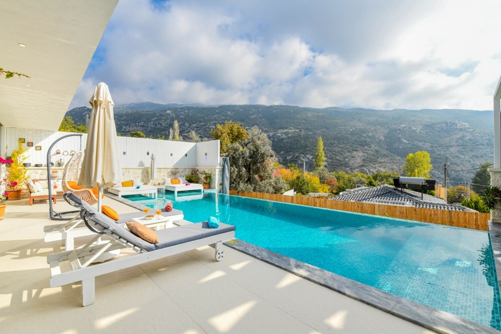 Kaş İslamlar'da Modern Tasarımlı, Özel Havuzlu, Jakuzili Villa
