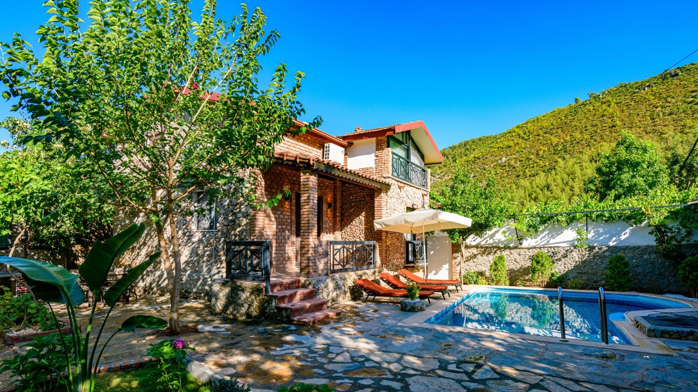 Fethiye Kayaköy'de Tarihi Rum Evleri Manzaralı, Bahçeli Villa