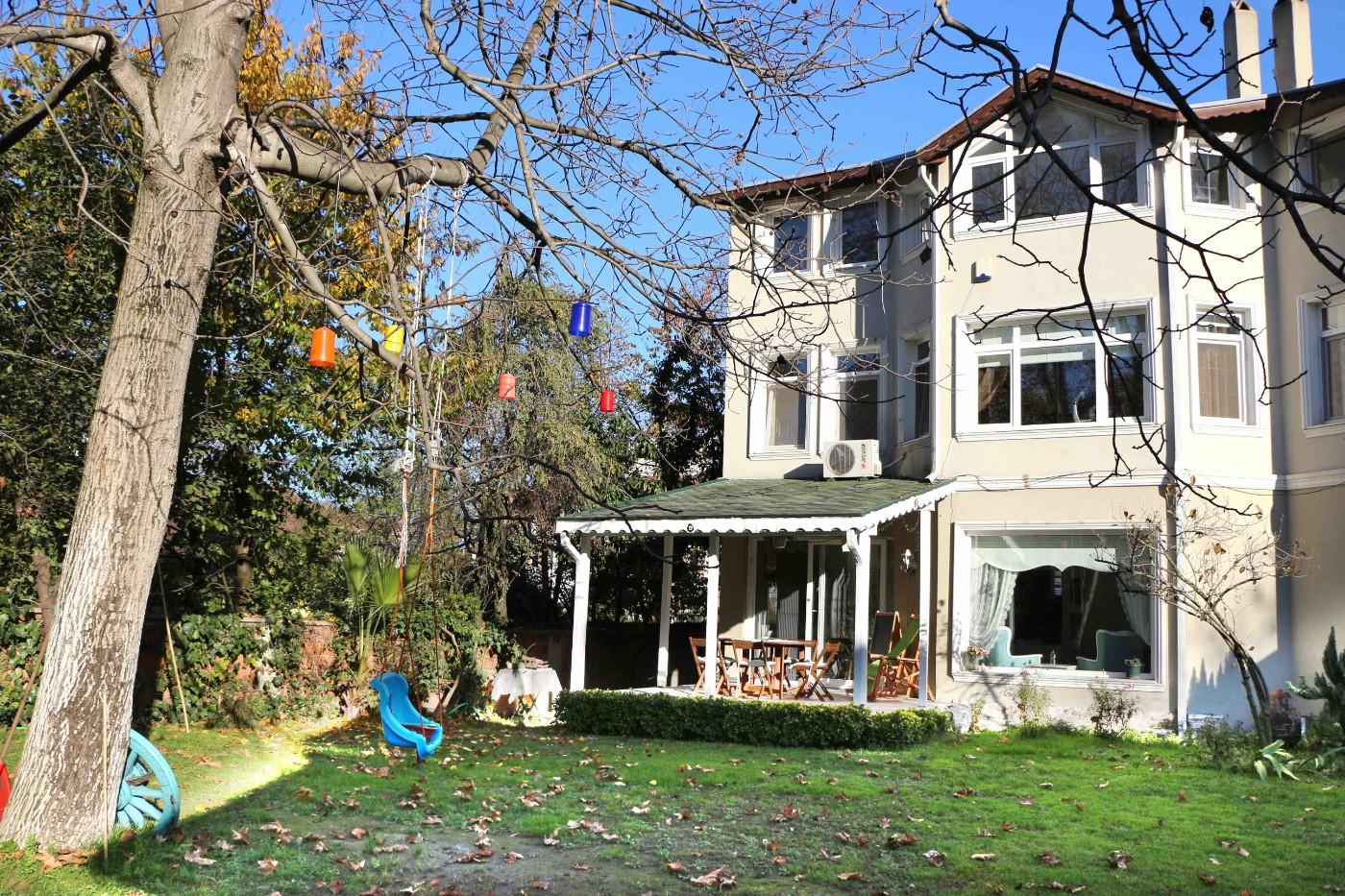 Sapanca Çayiçi'nde Geniş Bahçeli, Şömineli, Merkezi Konumda Villa-19603