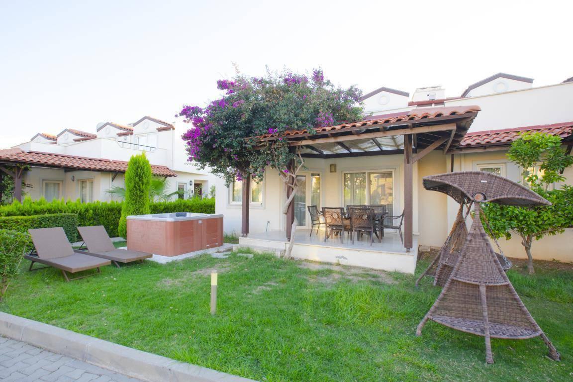 Didim Akbük'te Özel Plajlı Tesiste, Bahçeli Şık Yazlık -14599