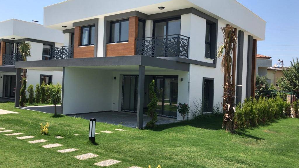 Kuşadası Soğucak'ta Elverişli Konumda, Ortak Havuzlu, Kiralık Villa