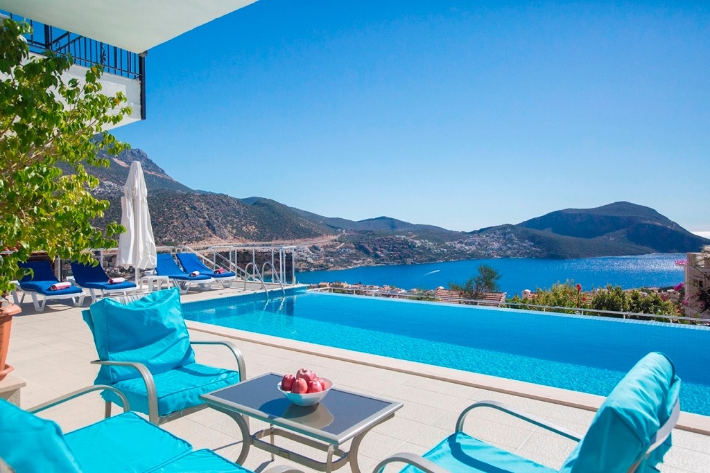 Kalkan'da Deniz Manzaralı, Denize Yürüyüş Mesafesinde, Kiralık Villa