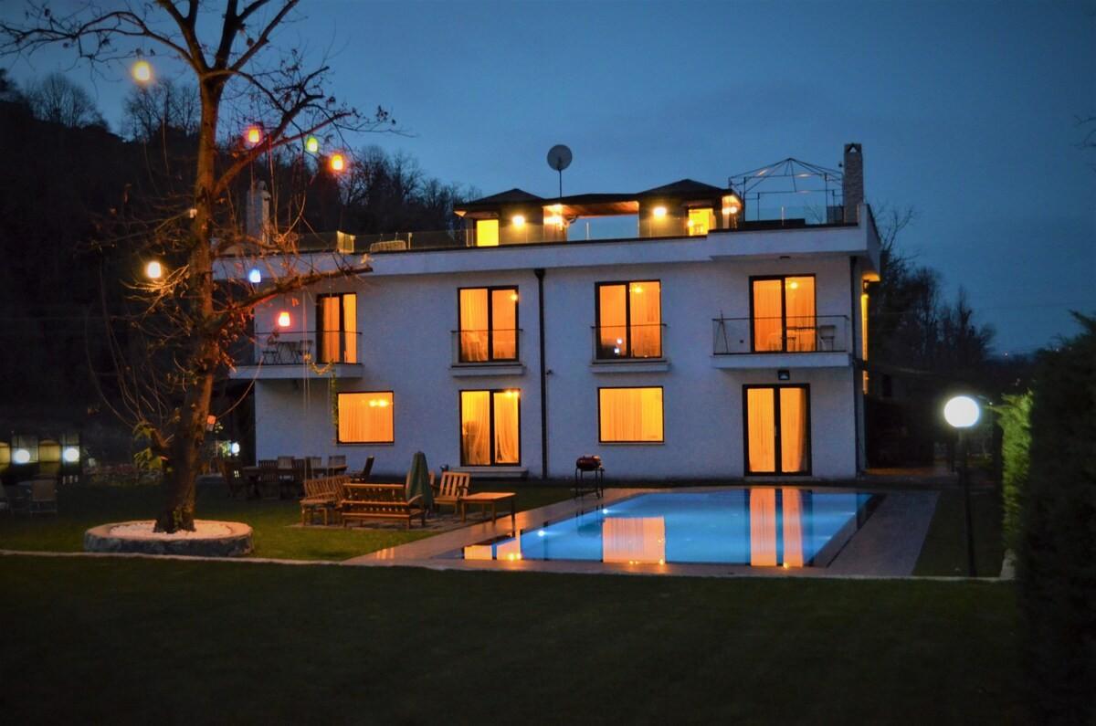 Sapanca'da Doğa Manzaralı Eşsiz Teraslı, Geniş Bahçeli, Şömineli Villa-19630