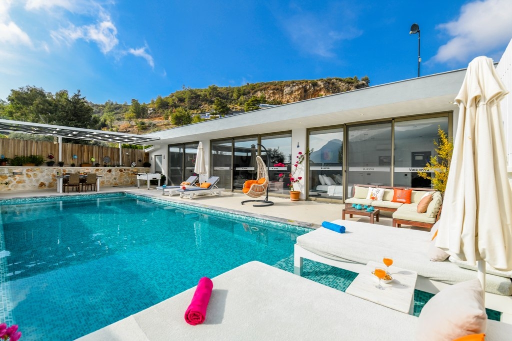 Kaş İslamlar'da Modern Tasarımlı, Özel Havuzlu, Jakuzili Villa