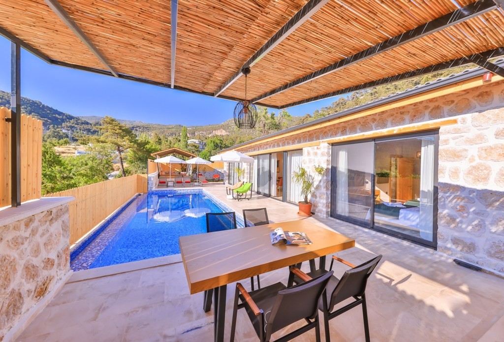 Kalkan İslamlar'da Doğa Manzaralı, Özel Havuzlu, Taş Mimarili Villa