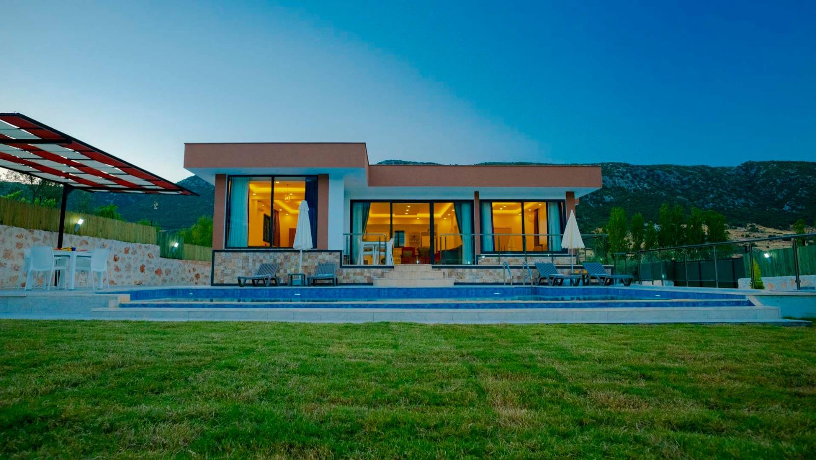 Kaş Sarıbelen'de Geniş Bahçeli, Özel Havuzlu, 2+1, Lüks Villa-24324