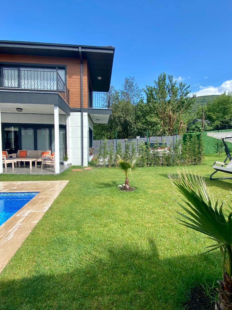 Sapanca Kırkpınar'da Merkezi Konumda, Özel Havuzlu, Kiralık Lüks Villa